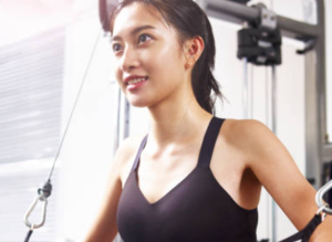 女子在健身房健身