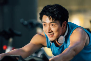 男子在健身房健身