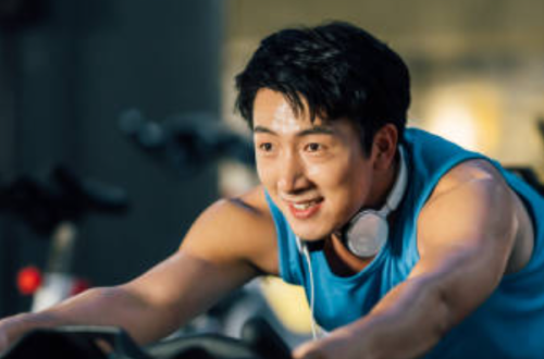 男子在健身房健身